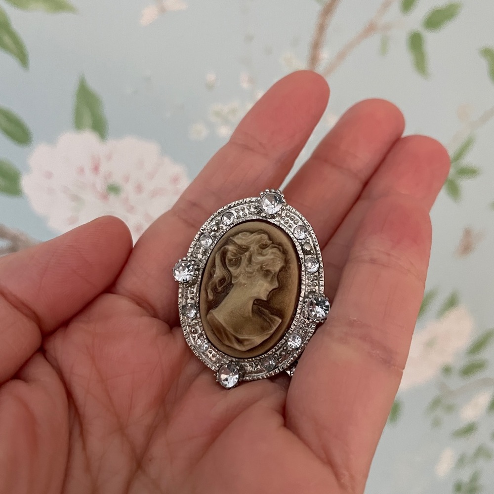 Cameo pendant brooch